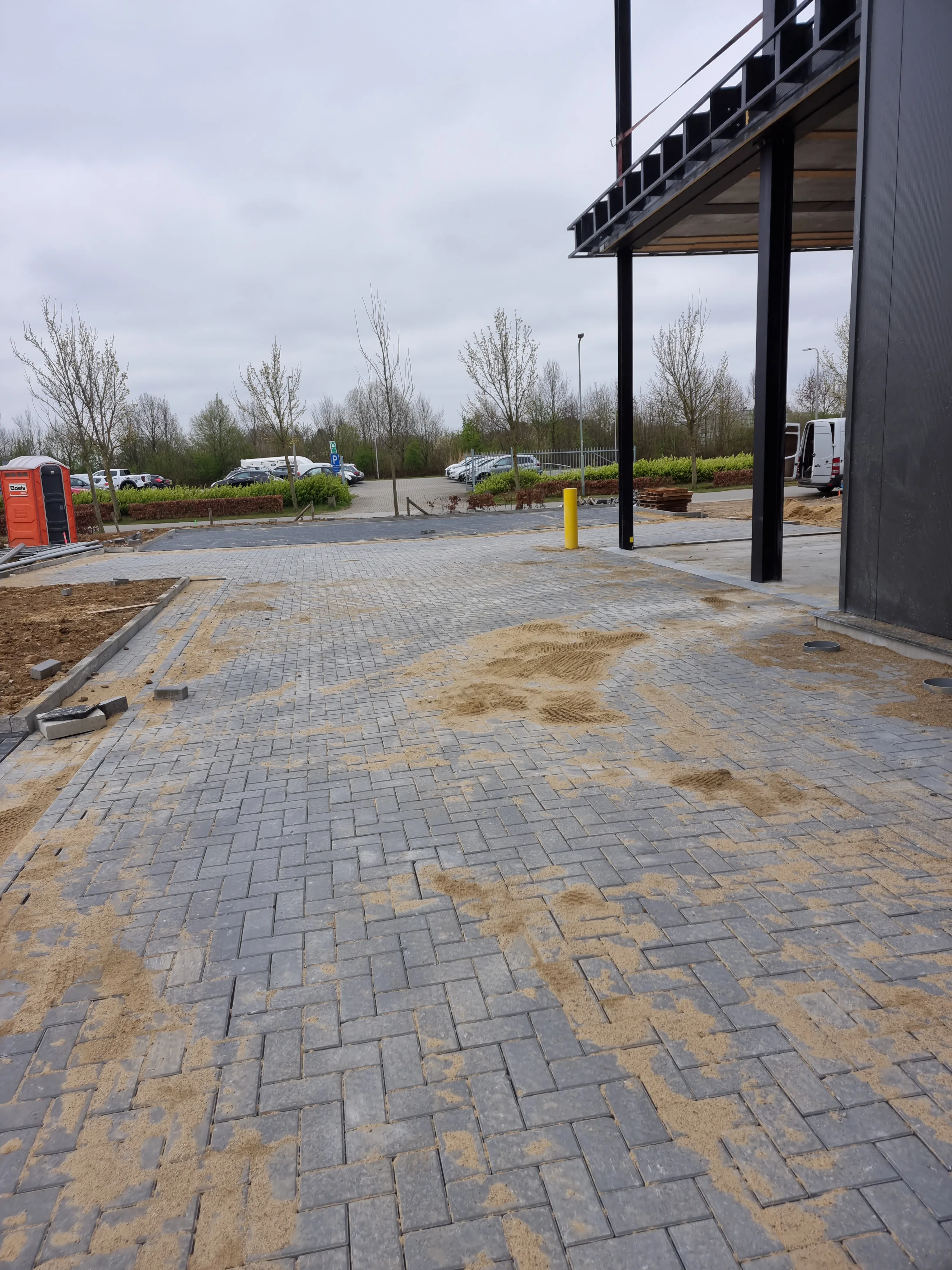 Afgewerkt parkeerterrein met gekleurde bestrating