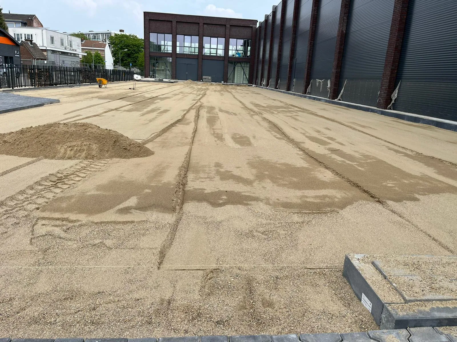 Bouwplaats met moderne gebouwen in aanbouw