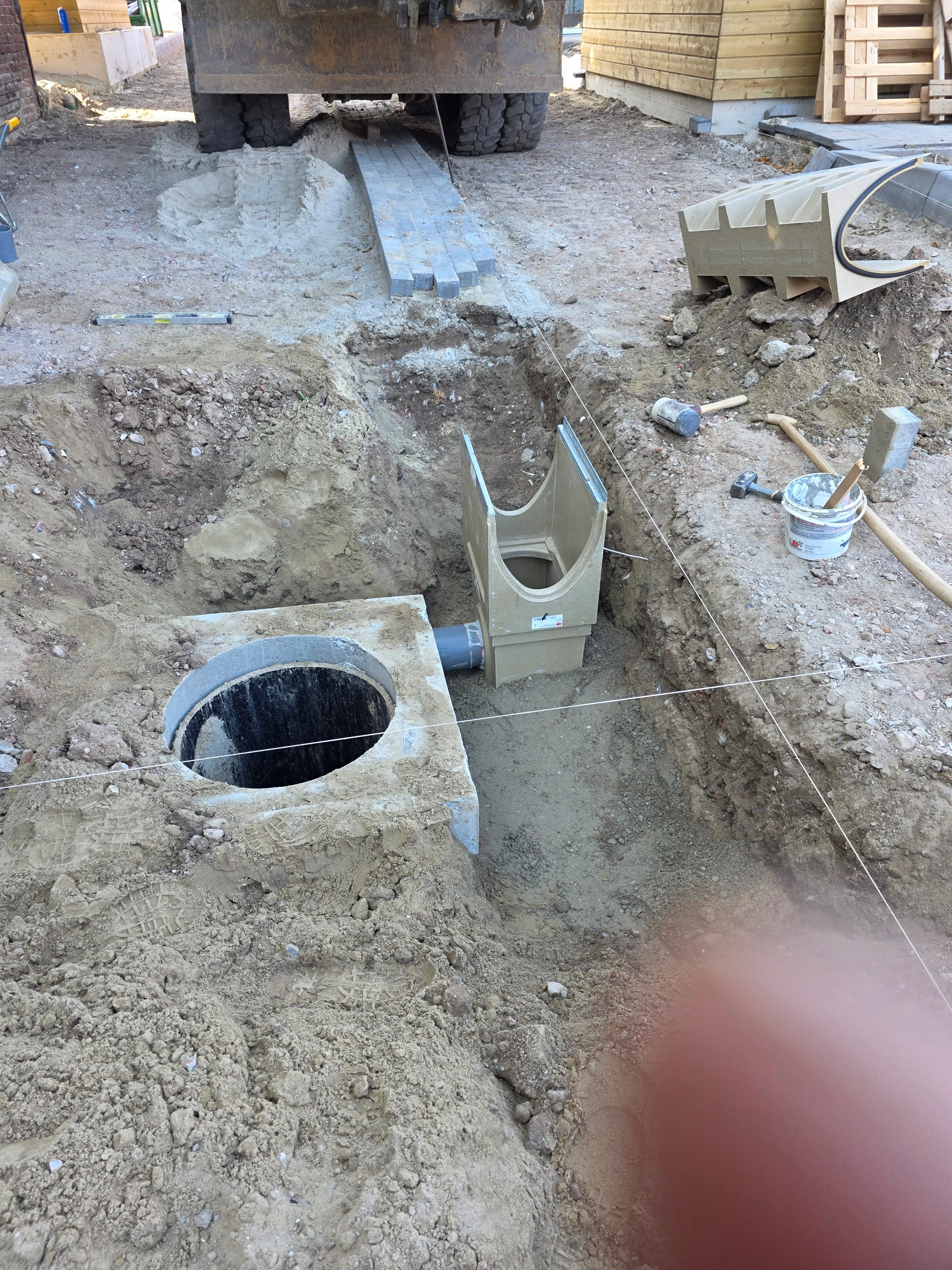 Drainage installatie in uitgraving met waterleidingsysteem