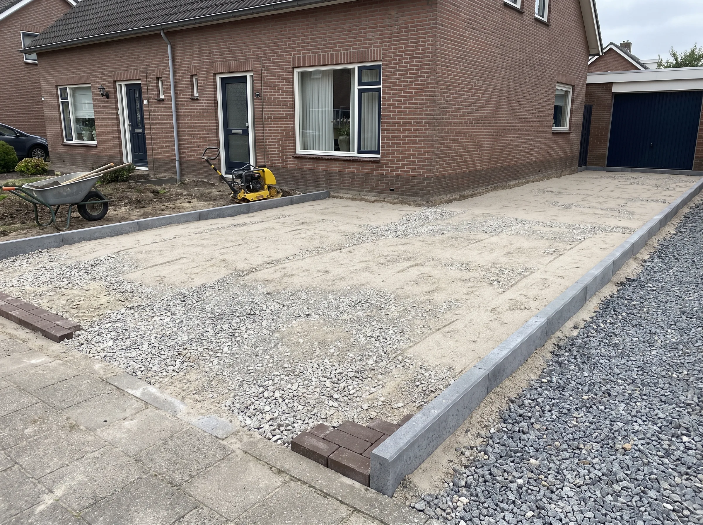 Voorbereiding oprit bestraten: ondergrondwerk met zand, grind en opsluitbanden