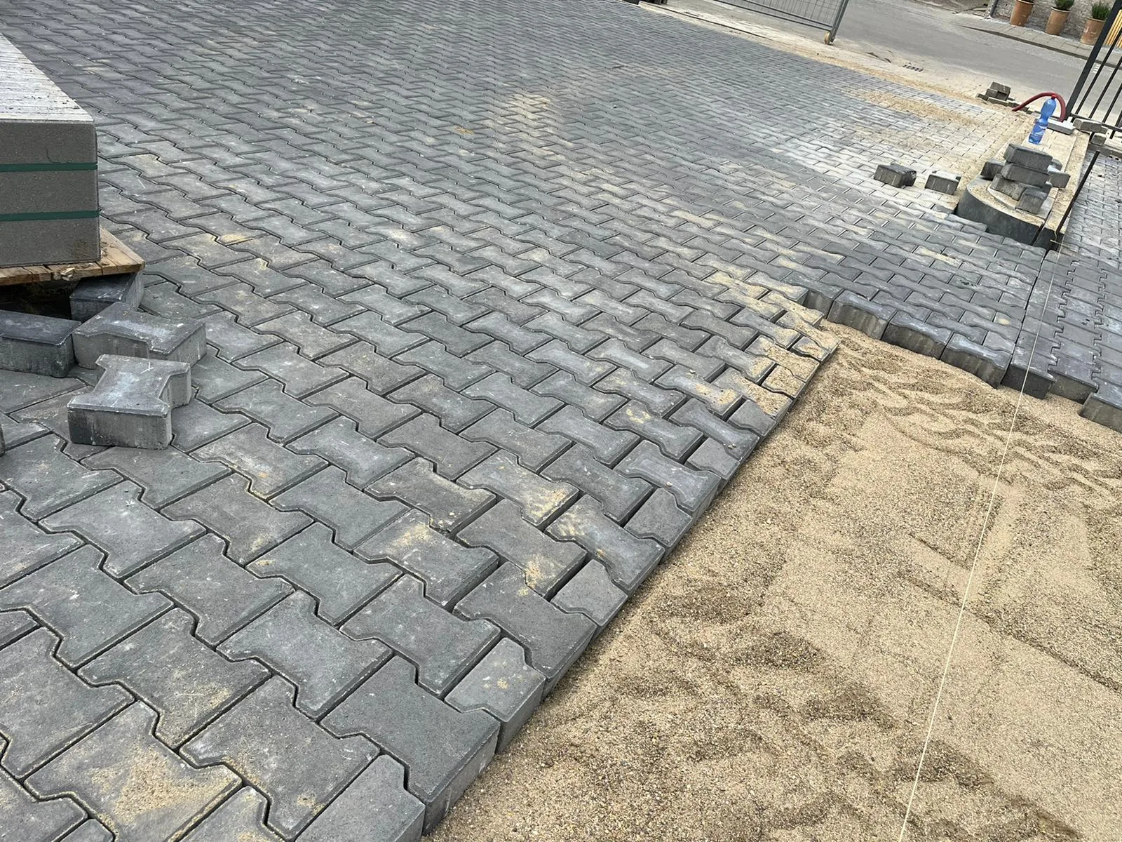 Grijze klinkerbestrating, gedeeltelijk gelegd op bouwplaats