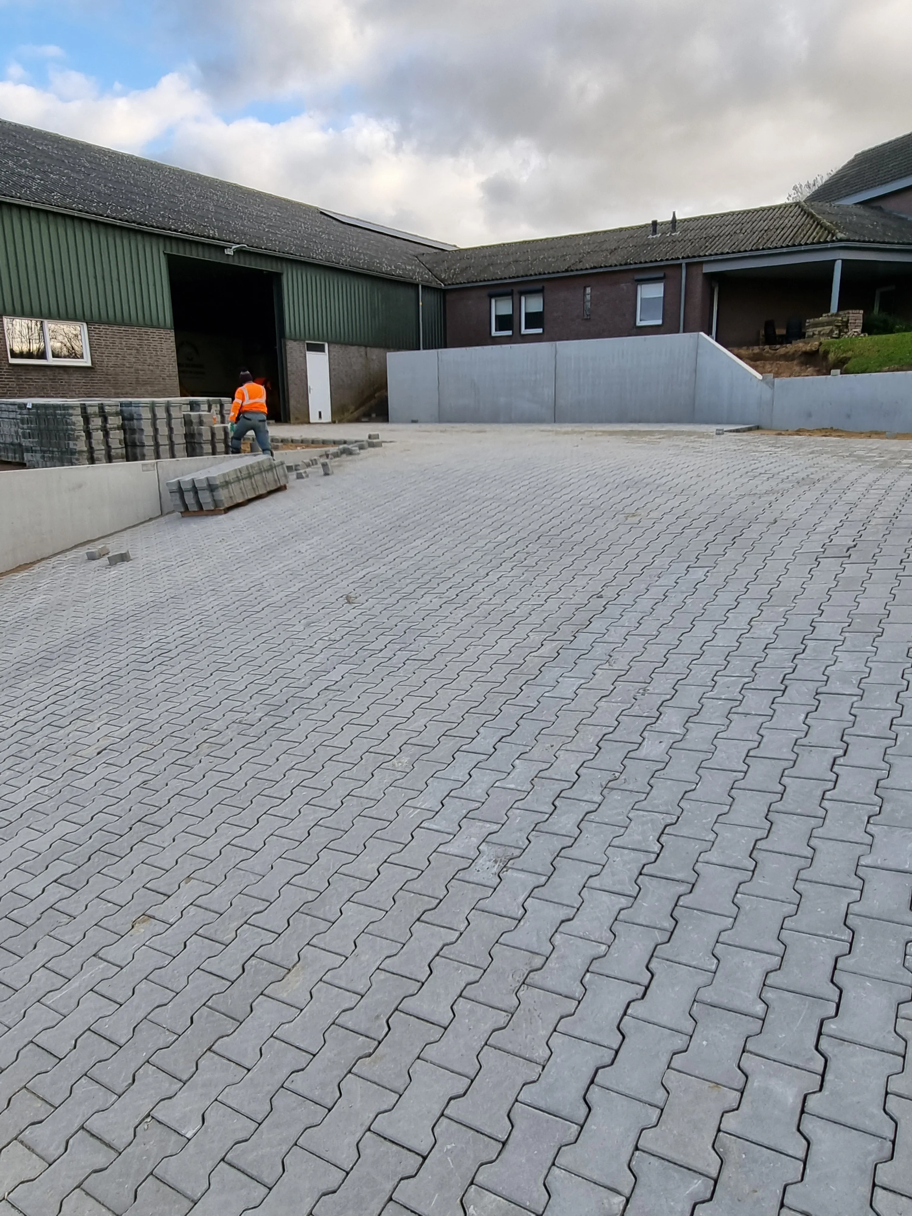 Grijze bestrating van betonklinkers, net aangelegd op een bedrijfsterrein
